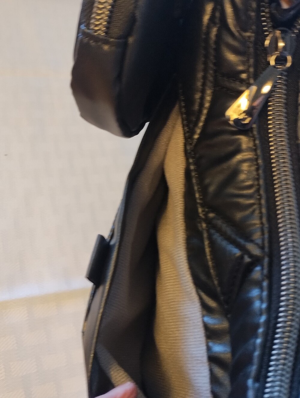 NWT Lug Curtsy Mini Crossbody Bag with Pouch in Metallic Black - Picture 5 of 11